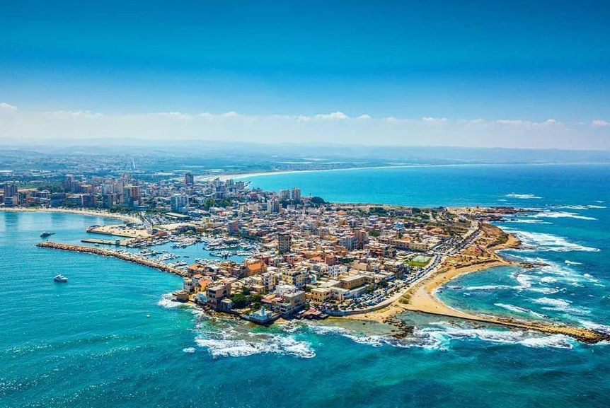 مشهد جوي لمدينة صور والبحر الذي يحيط بها